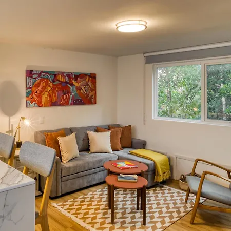 Comfy Apartment With Leafy Views By Tasman